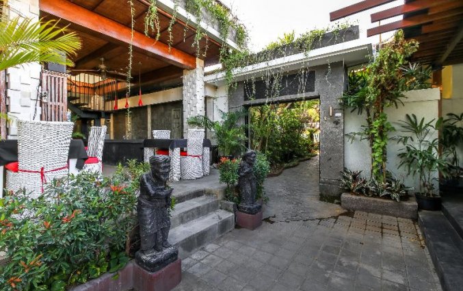 Ingang van hotel Aleesha Villas in Bali