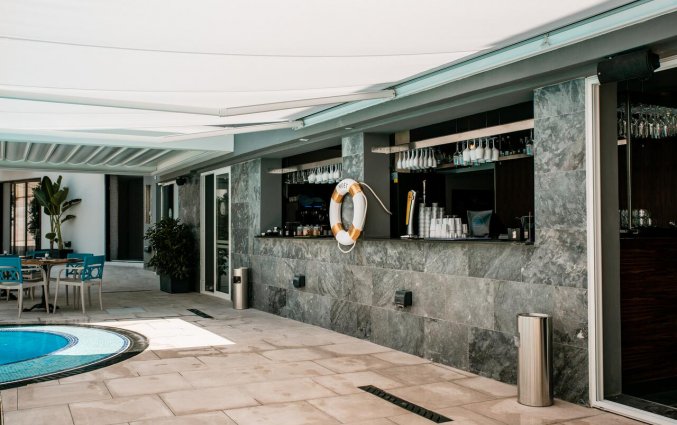 Bar bij het buitenzwembad van Pebbles Resort St. Paul's Bay