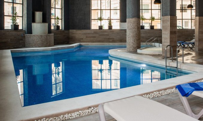 Binnenzwembad van Pebbles Resort St. Paul's Bay