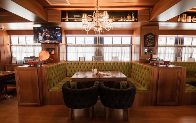 Zitplekken in de bar van Pebbles Resort St. Paul's Bay