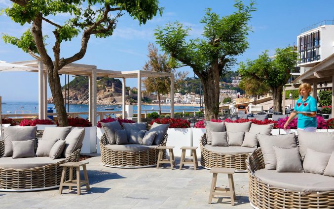 Buitenlounge van Hotel Golden Mar Menuda aan de Costa Brava