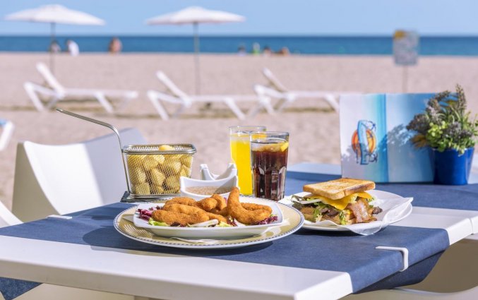 Eten aan het strand bij Hotel Tahiti Playa aan de Costa Brava