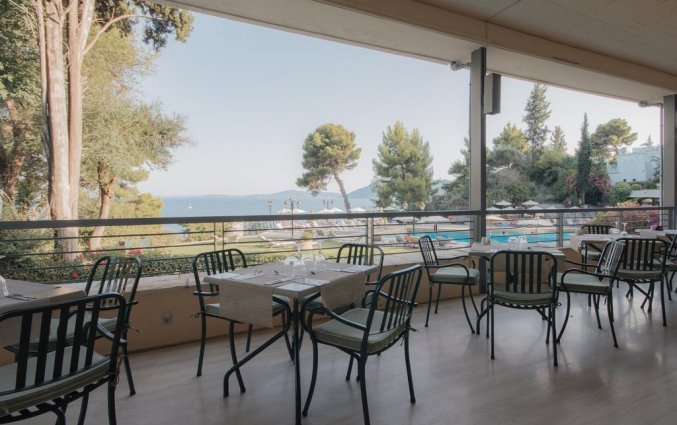 Terras van hotel Corfu Holiday Palace in Corfu