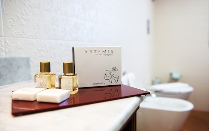 Badkamer van een tweepersoonskamer van Hotel Artemis op Sicilie