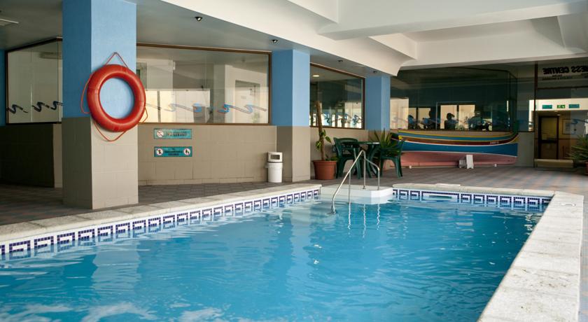 Binnenzwembad van Aparthotel Porto Azzurro op Malta