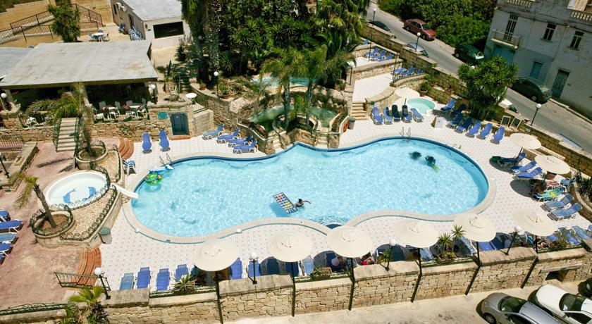 Buitenzwembad Aparthotel Porto Azzurro op Malta