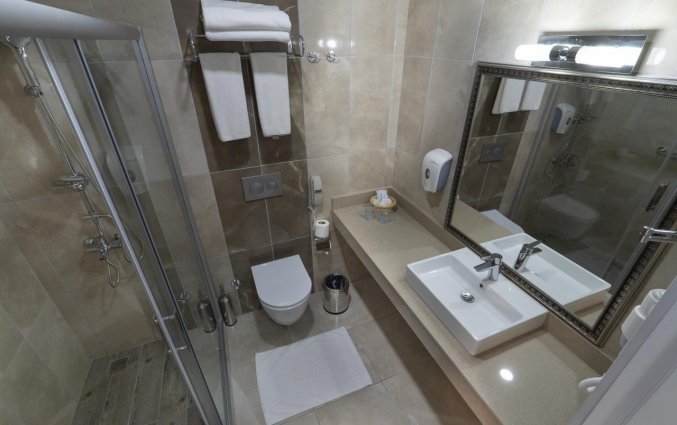 Badkamer van een tweepersoonskamer van Resort Linda in Side