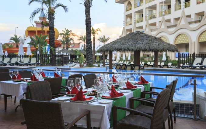 Buitenzwembad van hotel Side Crown Charm Palace in Side