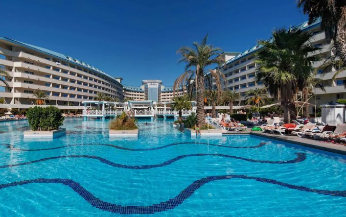 Zwembad van Resort Crystal Admiral Suites en Spa in Side