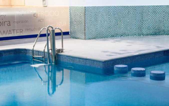 Binnenzwembad Ona Ogisaka Garden