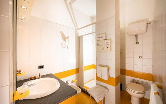 Badkamer van een tweepersoonskamer van Hotel Albergo Diffuso Bacco Furore in Amalfi