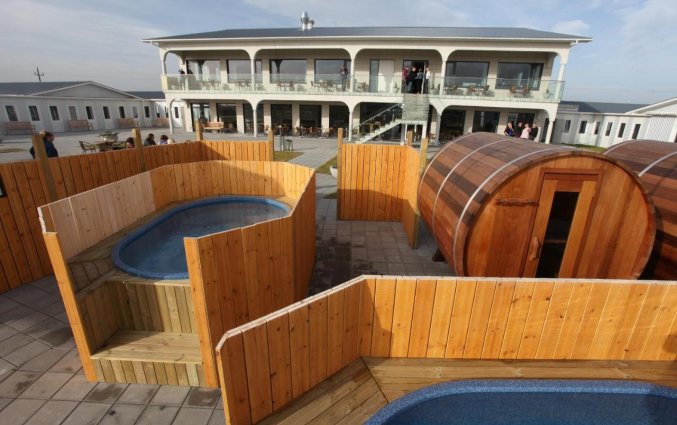 Jacuzzi en Sauna bij Stracta Hella