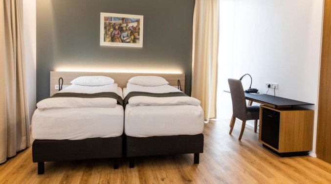 Slaapkamer bij hotel South Coast