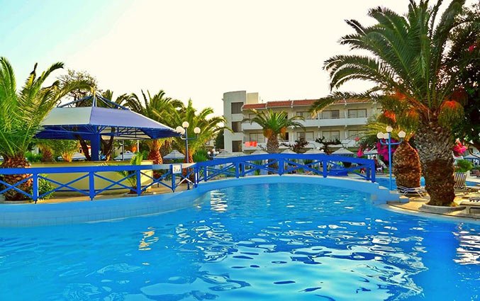 Zwembad van Aparthotel Filerimos Village op Rhodos