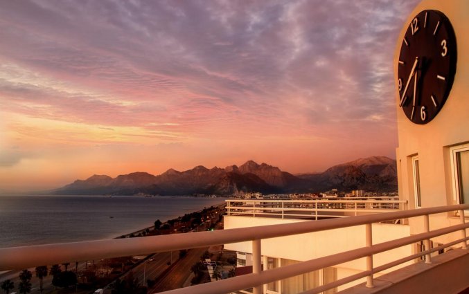 Terras van Hotel The Corner Park in Antalya