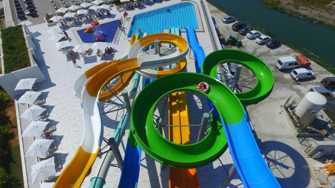 Buitenzwembad en waterglijbanen van Hotel Wind of Lara in Antalya