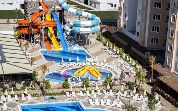 Buitenzwembad van Resort Ramada by Wyndham Lara in Antalya