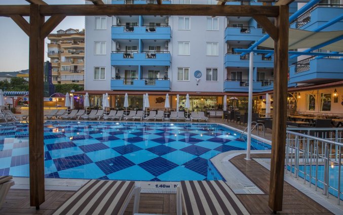 Zwembad en waterglijbanen van Hotel Club Big Blue Suit in Alanya