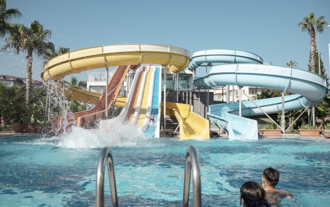 Buitenzwembad en waterglijbanen van Resort Green Garden in Alanya