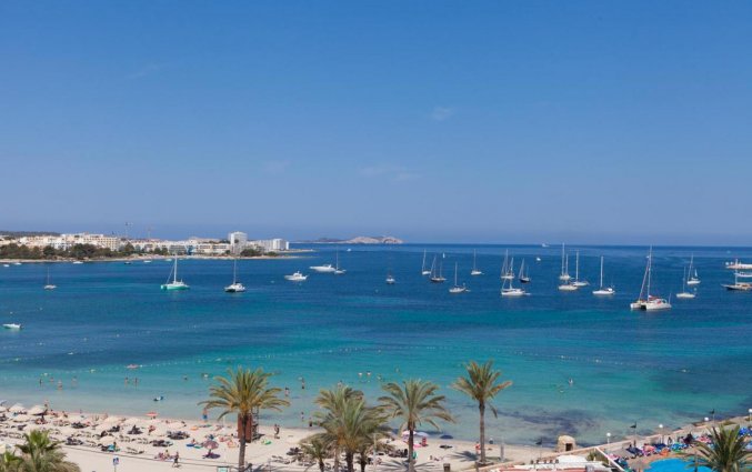 Strand aan Hotel Bellamar Ibiza