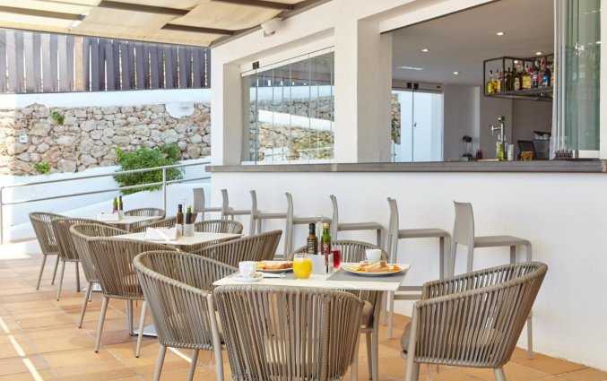 Poolbar en terras van Sol Bahía Ibiza Suites