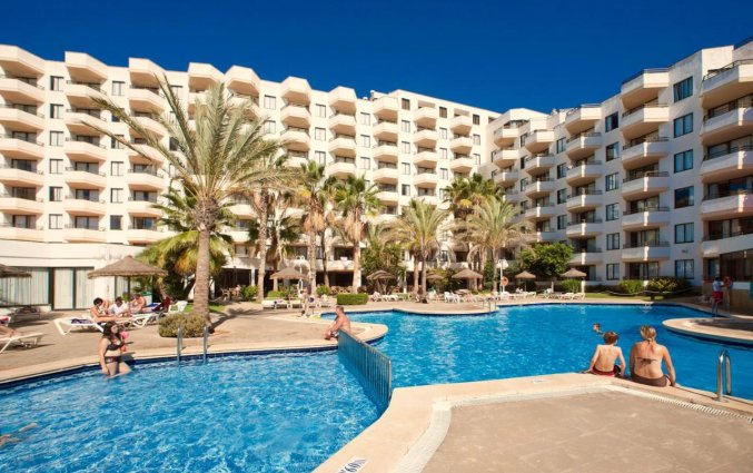 Zwembad en zonneterras van TRH Jardin del Mar Mallorca