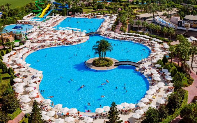 Buitenzwembad Miracle Resort