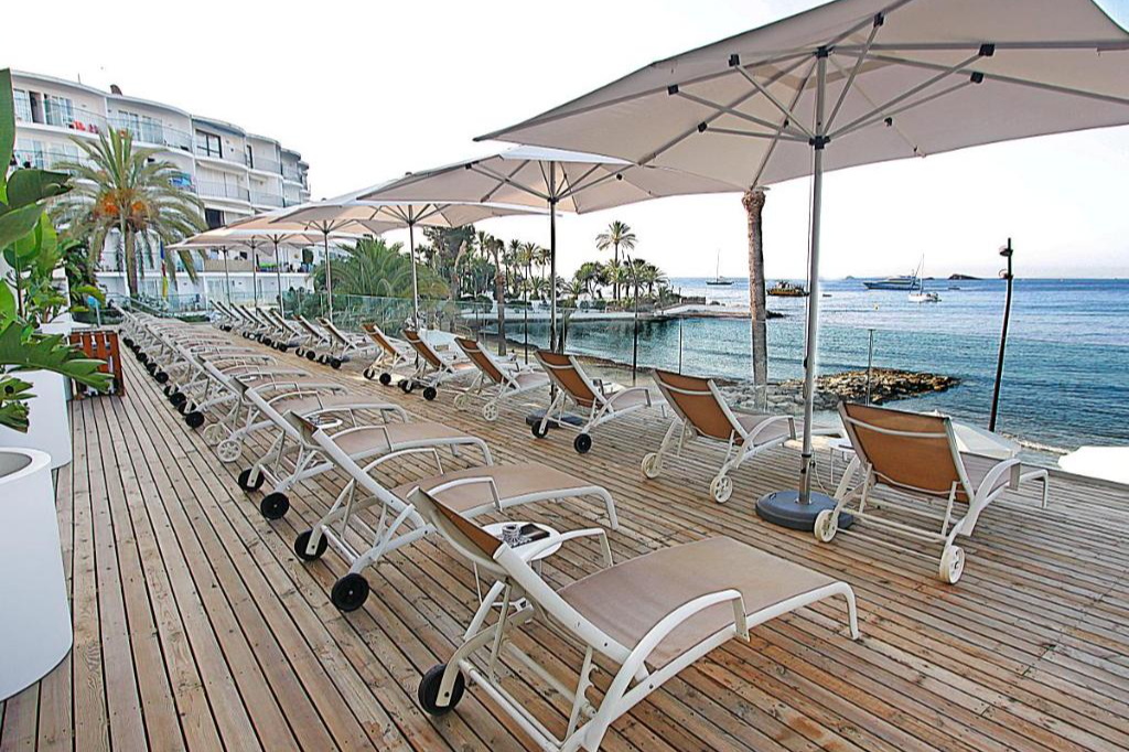 Terras van hotel Nautico Ebeso