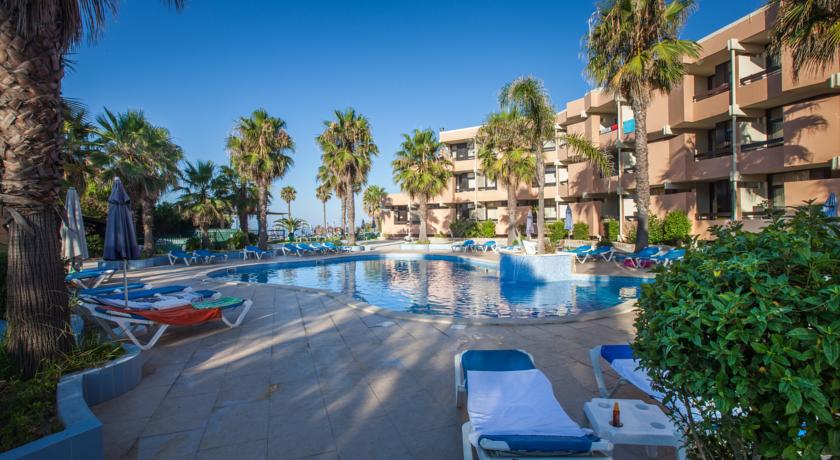 Zonneterras van Resort Auramar Beach in Algarve