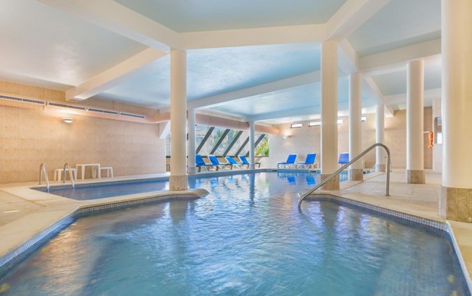 Binnenzwembad van Resort Balaia Golf Village in Algarve