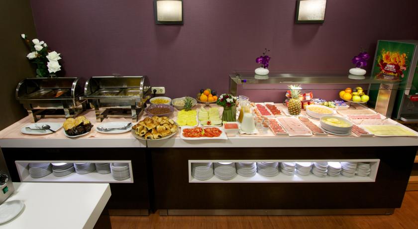 Buffet van Appartementen PYR Fuengirola Costa del Sol