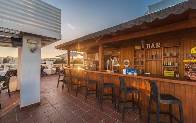 Bar van Hotel AlunaSun Lago Rojo in de Costa del Sol