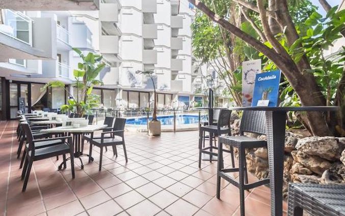 Terras van Hotel AlunaSun Lago Rojo in de Costa del Sol