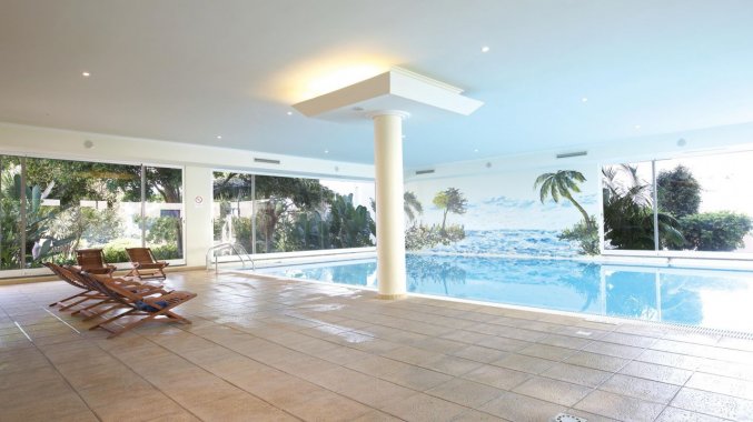 Binnenzwembad van Studio's Dorisol Buganvilia op Madeira