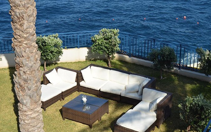 Zithoek buiten van Hotel Roca Mar op Madeira