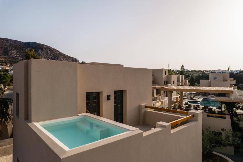 Momi Slow Living Hotel - dakterras met plunge pool