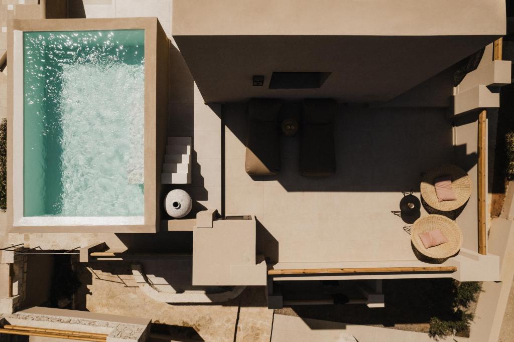 Momi Slow Living Hotel - terras met plunge pool van bovenaf
