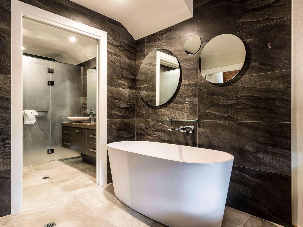 Roomservice bij Grand Mercure Puka Park Resort