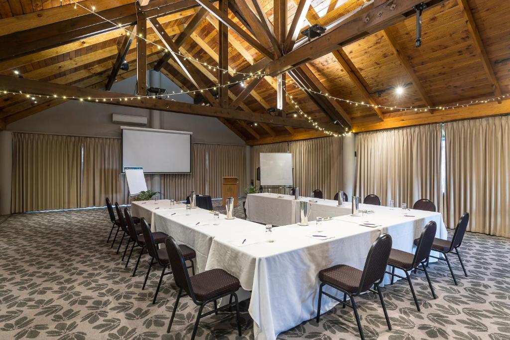 Roomservice bij Grand Mercure Puka Park Resort