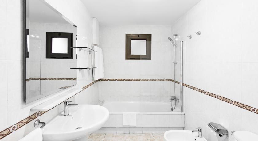 Badkamer van kamer in Elba Lucia Sport & Suite Hotel op Fuerteventura