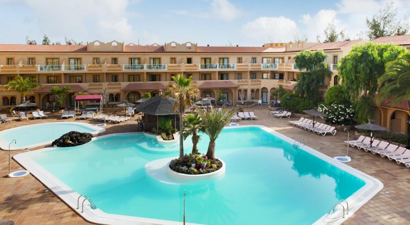 Zwembad van Elba Lucia Sport & Suite Hotel op Fuerteventura