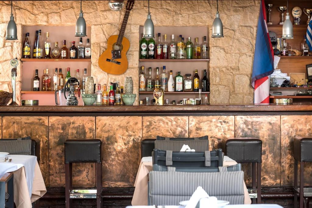 Elotis Suites - bar met barkrukken