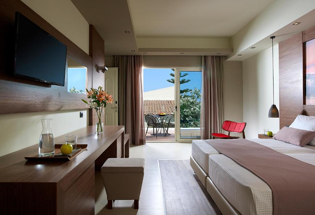 Elotis Suites - kamer met balkon en tv
