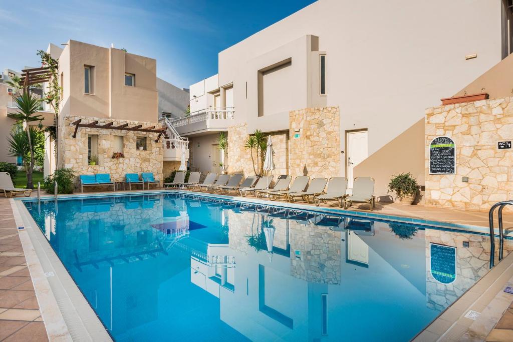 Elotis Suites - zwembad tussen de gebouwen
