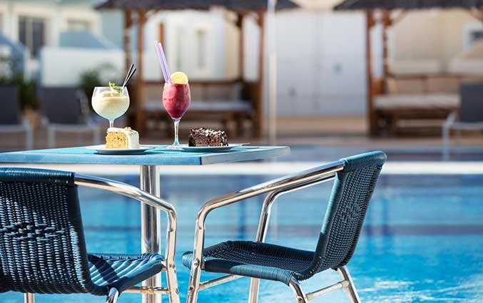 Buiten zitplek bij zwembad van Appartementen Surfing Colors Fuertventura