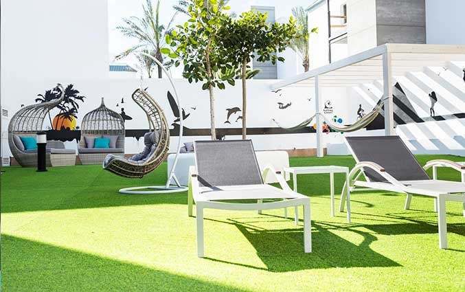 Zonneterras met loungers van Appartementen Surfing Colors