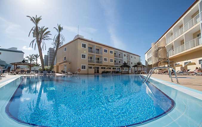 Zwembad met bijgebouw van Appartementen Surfing Colors