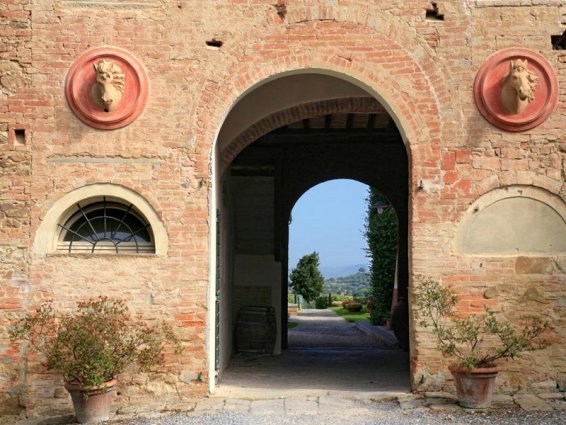 Entree van Resort Borgo Di Colleoli in Toscane