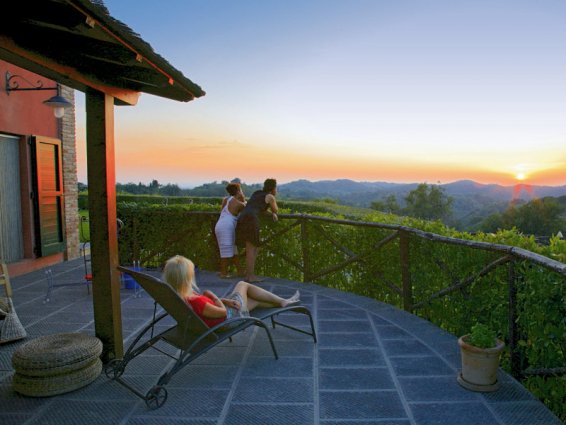 Terras van Resort Borgo Di Colleoli in Toscane