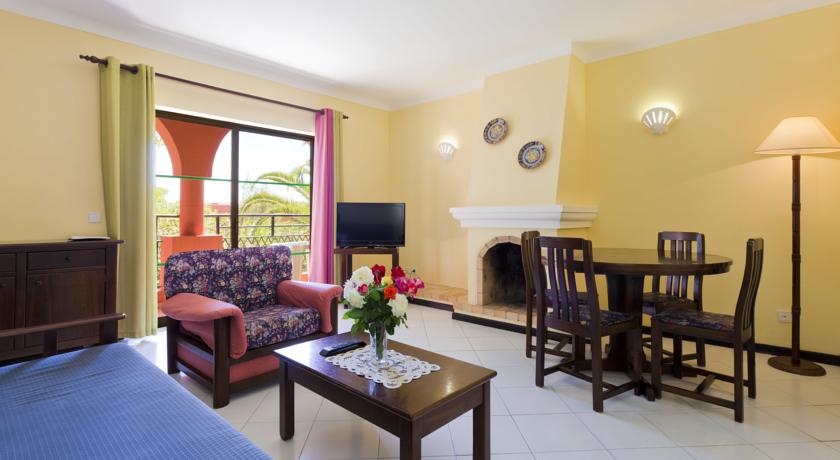 Een huiskamer van een appartement van Appartementen Colina Village Carvoeiro Algarve